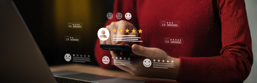 Jeune femme sur son téléphone en train de noter son expérience client sur un site e-commerce