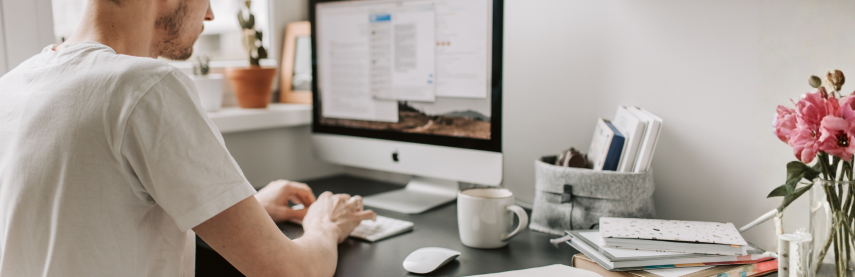 Personne au lancement de son site e-commerce travaillant à l'amélioration de l'expérience d'achat