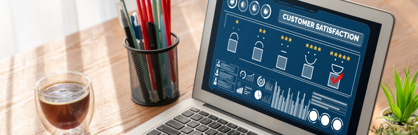 Ordinateur portable affichant les résultats d'une enquête sur l'expérience d'achat