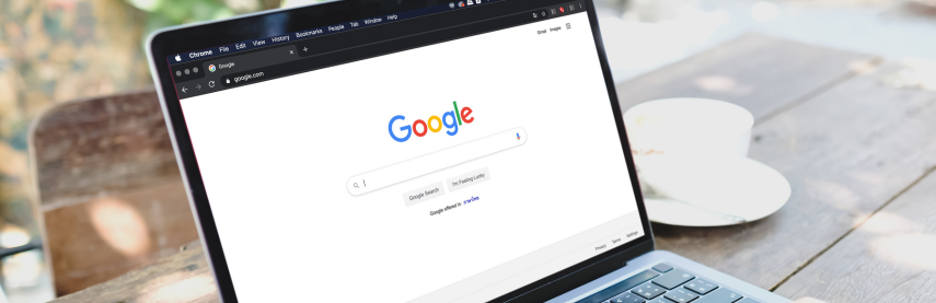 Ordinateur avec une recherche google organique (SEO) pour trouver des fiches produits