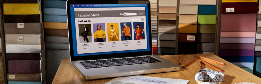 Ordinateur affichant une fiche produit e-commerce, au sein d'un magasin en pleine croissance
