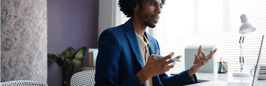 Jeune homme présentant son business plan e-commerce à des investisseurs