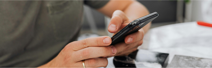 Personne attendant le chargement de la page sur un site e-commerce mobile